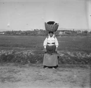 Kerkyra: Frau in Tracht