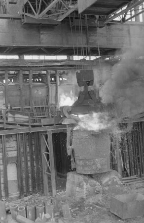 Reportage: VEB Stahl- und Walzwerk Brandenburg : Stahlabstich