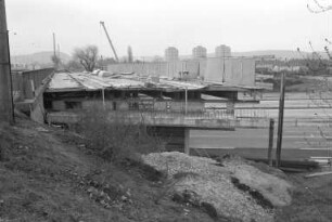 Bau einer neuen Brücke über die Autobahn bei Karlsruhe-Durlach für sechsspurigen Autoverkehr zwischen Durlach und dem Autobahndreieck Karlsruhe