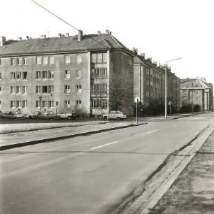 Dresden-Mickten, Micktner Straße 15/16 und Lommatzscher Straße 17/21. Wohnanlage (um 1940; O. Herbert Steinert). Straßenansicht von Osten