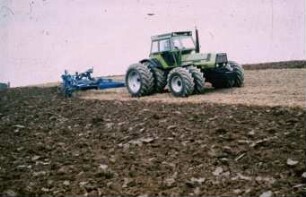Fotografie: Wendende Bodenbearbeitung, Volldrehpflug, Allradtraktor, Zwillingsreifen