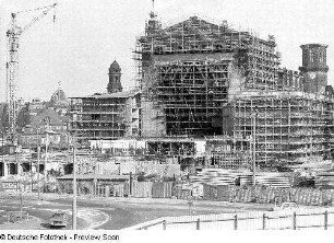 Opernhaus. Eingerüstetes Bühnenhaus und Seitenbühnen, Rohbau des Funktionsgebäudes