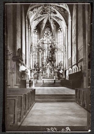 Villach, Österreich. Innenansicht der Stadtpfarrkirche St. Jakob. Blick zum Altar