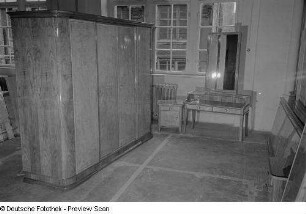 Kleiderschrank und Toilettentisch