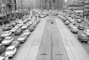 Berlin: Verkehr in der Tauentzienstraße; von der Brücke