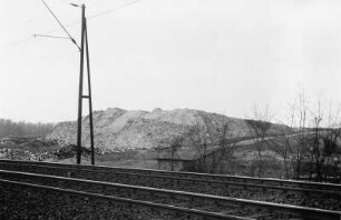 Gleise am Tagebau : Deponie Leipzig-Möckern (aktiv ca. 1935-1983, ehemals Bauernwiesen, heute Nahleberg) mit Eisenbahn-Strecke Leipzig-Möckern und Leipzig-Leutzsch
