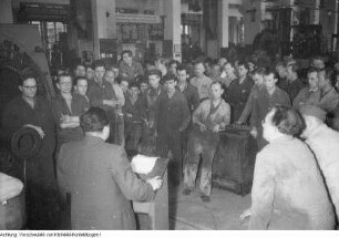 Dresden. Turbinenwerk Dresden, Diskussion der Werktätigen über den Beitritt der DDR zum Warschauer Vertrag, 1956