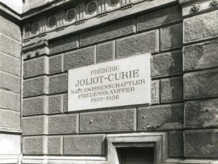 Görlitz, Wilhelmsplatz 5. Joliot-Curie-Gymnasium (ehemals Kunstgewerbeschule) (1873/1873). Gedenktafel für F. Joliot-Curie
