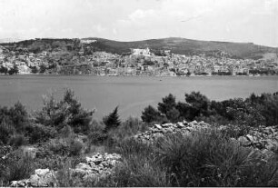 Sibenik: Gesamtbild der Stadt, Blick über die Krka auf Sibenik