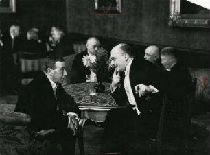 Britische Politiker in Berlin, Arthur Henderson und Dr. Heinrich Brüning im Gespräch