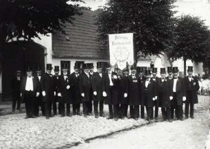 Gruppenbild mit Mitgliedern der Doberaner Kaufmannschaft während eines Festes