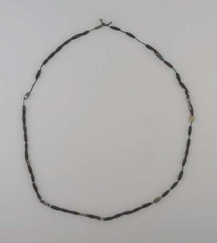 Kette mit schwarzen Glasperlen