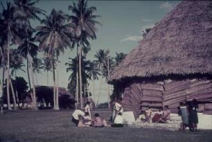 Reisefotos Polynesien. Einheimische vor einer Hütte (Fale) auf den Samoa-Inseln