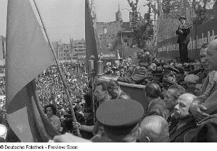 Aufnahmen von den Feierlichkeiten zum 1. Mai 1946 in Berlin : Mai-Kundgebung von der Tribüne am Berliner Schloss aus gesehen, Käthe Kern am Rednerpult auf der Tribüne