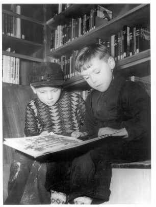 Offenbach am Main. Büchereibus der Stadtbücherei Offenbach. Zwei Jungen beim Ansehen eines Bilderbuches