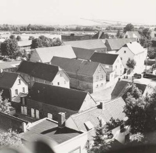 Blick vom Turm der Dorfkirche Zitzschen über die Kirchstraße gegen den Tagebau Zwenkau