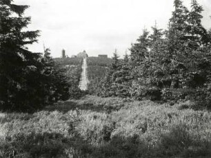 Fichtelberg : Westerzgebirge. Fichtelberg. Gipfel mit Auffahrt von Südwesten