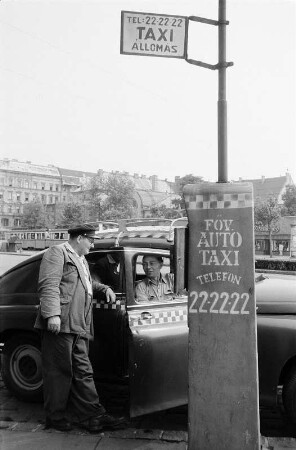 Stadtbild mit Taxistand