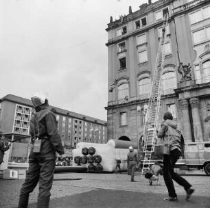 Dresden. Großübung der Feuerwehr : Dresden. Großübung der Feuerwehr am 9.9.1984. Rettung von Menschen aus hohen Bauwerken unter Verwendung von Sprungpolster nd mechanischer Drehleiter