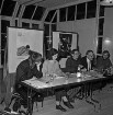Historisches Rathaus: Hagenstraße / am Markt: Rathaussaal: Podiumsdiskussion zum Thema "Aids": als Diskussionsleiter Leiter der Volkshochschule VHS Rüdiger Dumke: am Tisch mit Diplompsychologe Günther Frank und Ärztin Michaela Gleußner von der AIDS-Beratungsstelle des Kreisgesundheitsamtes, Arzt Carsten Hager, Mitarbeiter einer AIDS-Beratungsinitiative aus Lübeck Manfred Bohse: dahinter Stellwände mit Plakaten, 25. Februar 1988
