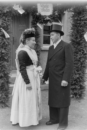 Sorbische katholische Hochzeit in Cölln. Das Brautpaar. : Serbski katolski kwas w Chelnje. Kwasny por.