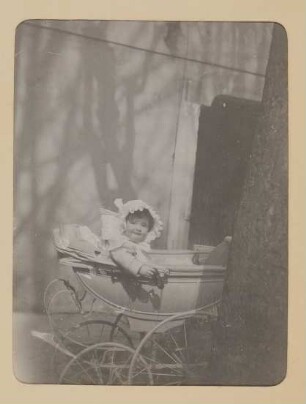 Christiane von Hofmannsthal als Baby im Kinderwagen im Rodauner Innenhof sitzend