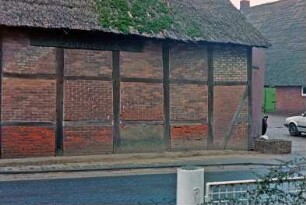 Havighorst: Dorfstraße 16: Hofanlage: traufständige Fachwerkscheune mit Reetdach und seitlicher Durchfahrt: Straßenfront, Teilansicht: rechts Hof, Haupthaus [angeschnitten]