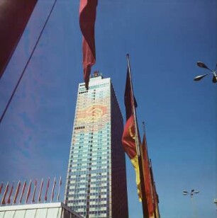 Hotel Stadt Berlin mit Schmuckelement zum IX. Parteitag der SED, Alexanderplatz, Berlin