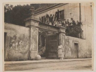 Gerty von Hofmannsthal vor dem Eingang zu Hofmannsthals Rodauner Haus