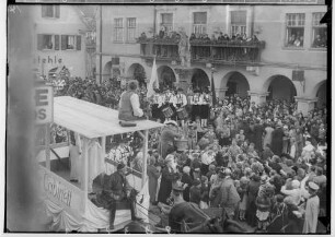 Fasnacht Sigmaringen 1936; Bräuteln vor dem Rathaus; 1. Bräutlingsgeselle mit Floto von links: Niklas