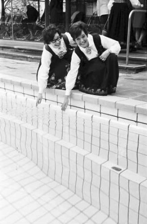 Badenweiler: zwei Trachten am Thermalbad