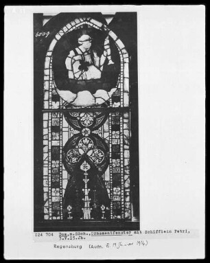 Fenster n IX, Feld: Petrus auf der Kathedra mit Maßwerkornament