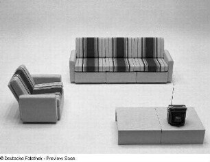 Sitzgruppe (variabel) : Variable Sitzgruppe (1972; Möbelkombinat Halle). Ansicht mit Beistelltischen
