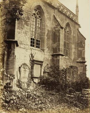 Studien an der gotischen Peterskirche in Heidelberg: Chor mit Grabsteinen und Gestrüpp