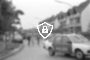 Sommerfest: EKZ Grenzweg, Neuschönningstedt: Fußmarsch des Glinder Spielmannszuges durch eine Straße: Begleitung von Kindern: Geleitschutz durch einen Polizeiwagen: 02. [Name maskiert]