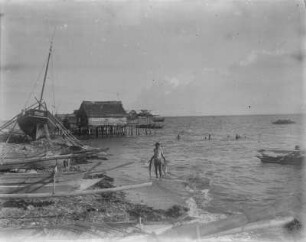 Am Strand : Fischer mit Netzen, am Strand Fischerboote und das Boot Alberta