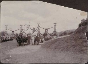 Großherzog Friedrich I. und Großherzogin Luise an offener Kutsche stehend, im Hintergrund Uniformierte.