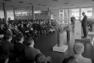 Umschulung von Mitarbeitern der Ölraffinerie DEA Scholven zu Chemie-Facharbeitern.
