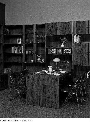 Anbauwand : Leipzig. Leipziger Herbstmesse, 1983. Anbauwand. Holz, folienbeschichtet in Nußbaumholzoptik (1983; VEB Möbelwerk Berlin). Teilansicht mit Eßtisch