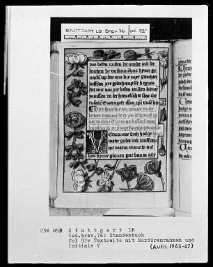 Niederdeutsches Stundenbuch (Lüning-Bergheim-Gebetbuch) — Textseite mit Bordürenrahmen und Initiale V, Folio 92verso