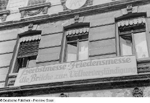 Sichtwerbung für die Leipziger Herbstmesse 1951 an einem Leipziger Haus