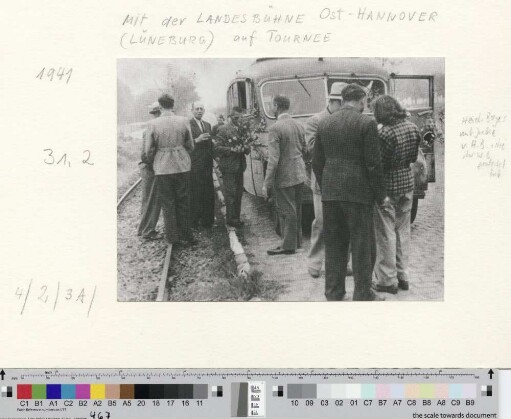 Schauspieler vor dem Tourbus der Landesbühne Ost-Hannover