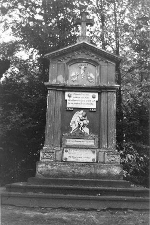 Friedersdorf. Gedenkstein zur Einweihung des Friedhofs, gestiftet von Müllermeister Wilhelm Fürchtegott Hoffmann, 1844, Detail