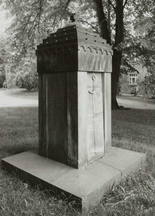 Denkmal für die Gefallenen des 1. Weltkrieges : Denkmal für die Gefallenen des 1. Weltkrieges. Sandstein (nach 1918). Bertsdorf-Hörnitz, Zittauer Straße