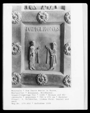 Bronzetür des Westportals — Rechter Flügel, 5. Bildreihe, linkes Feld: Daniel und Amos
