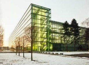 Dresden-Altstadt, Lennéstraße 1. Volkswagen-Werk (Gläserne Manufaktur; 2000-2002, G. Henn). Blick vom Straßburger Platz