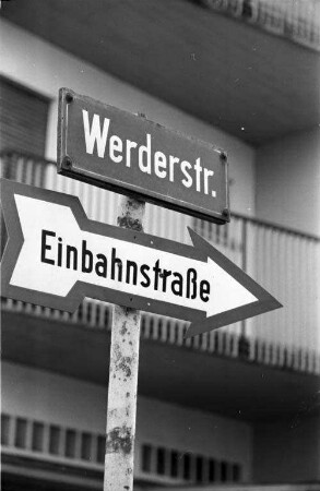 Vorschlag der Stadträtin Toni Menzinger, künftig Hinweise auf Personen an Straßenschildern anzubringen.
