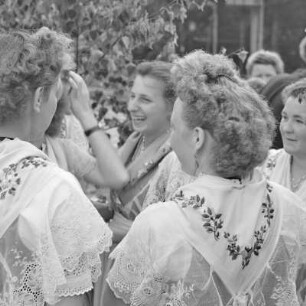 Grundsteinlegung für einen Schule in Briesen. Junge Frauen in festlicher Spreewaldtracht. : Połoženje zakładneho kamjenja za šulu w Brjazynje. Młode žony w Błótowskej swjedźenskej drasće.