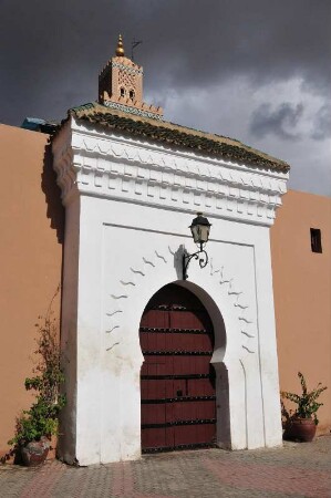 Moschee in Marrakesch : Blick auf das Minarett und die verschlossene Pforte der Koutoubiya Moschee in Marrakesch, aufgenommen am 02.11.2008. Foto: Uwe Gerig
