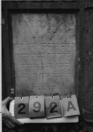 Grabstein 292 (Index: 100093309) Maße HxBxT: 252x69x35 cm Symbolik: Wappenschild mit Verzierungen, reich verziert: Grabstein 292A